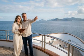Couple profitant d'une croisière de luxe sur un yacht en mer
