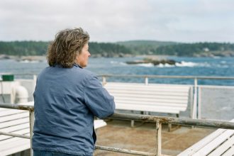 Femme contemplant la mer depuis un ferry en croisière